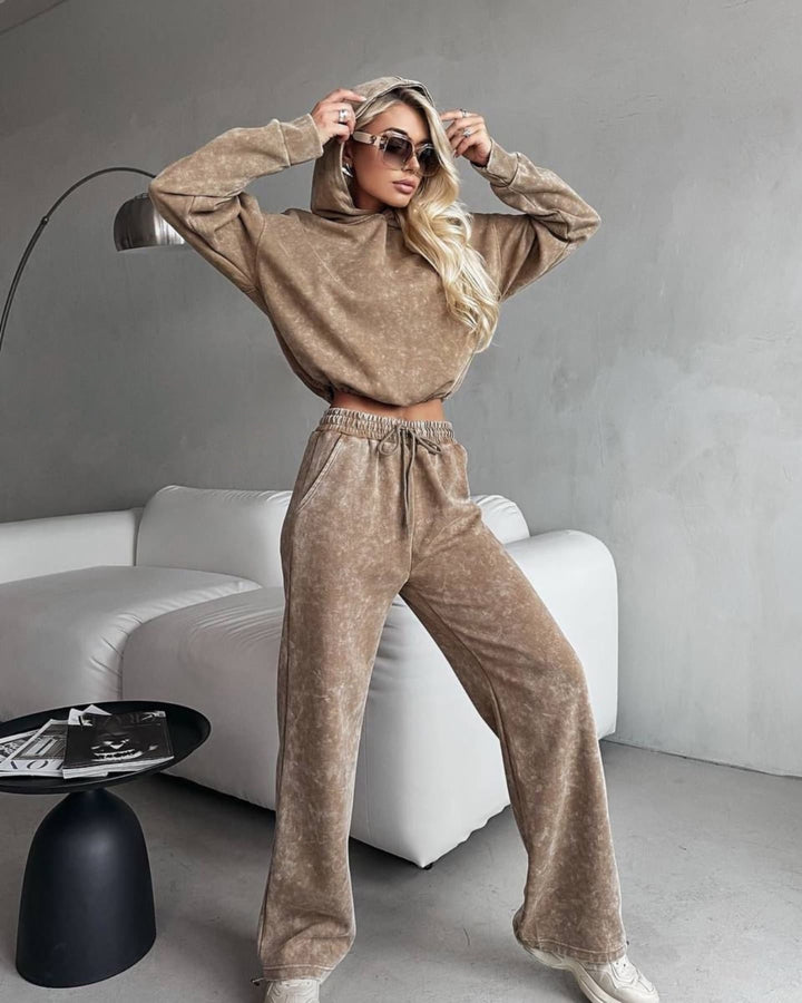Kvinnors avslappnad hoodie set med vida byxor och elastisk midja Mirla-Eva Jonsson