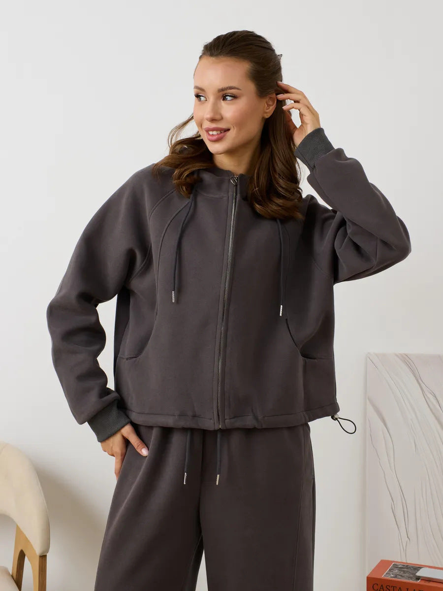 Kvinnors avslappnad huoodjacka gjord av mjuk fleece med praktiska fickor och elegant dragkedja Mirla-Eva Jonsson