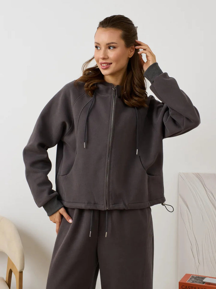 Kvinnors avslappnad huoodjacka gjord av mjuk fleece med praktiska fickor och elegant dragkedja Mirla-Eva Jonsson