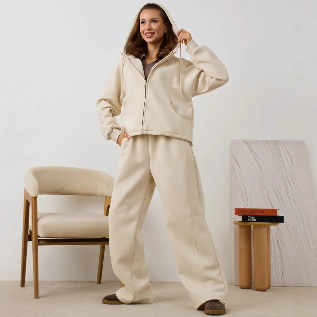 Kvinnors avslappnad huoodjacka gjord av mjuk fleece med praktiska fickor och elegant dragkedja Mirla-Eva Jonsson