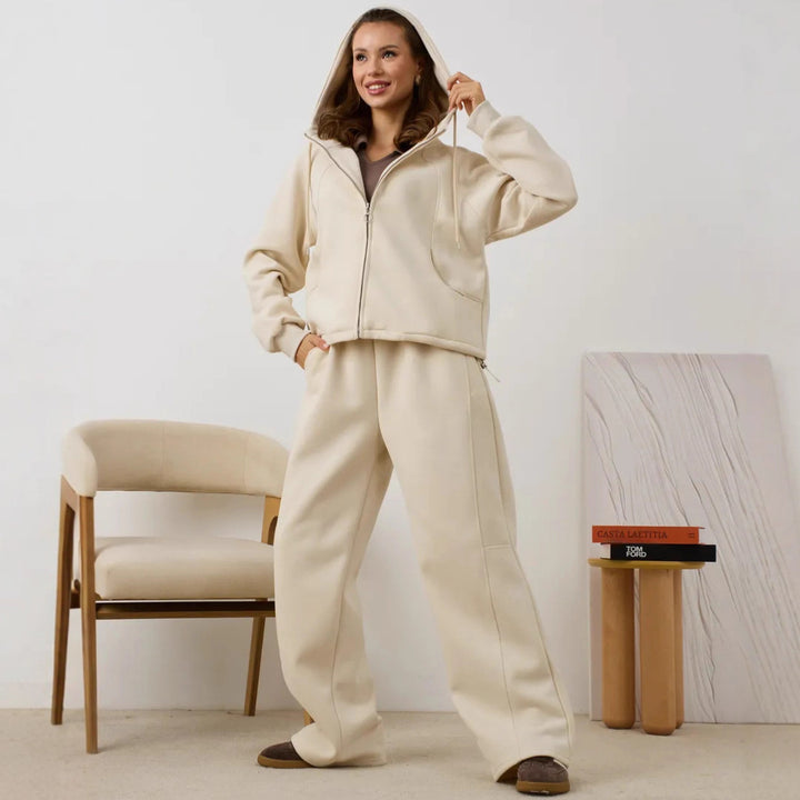 Kvinnors avslappnad huoodjacka gjord av mjuk fleece med praktiska fickor och elegant dragkedja Mirla-Eva Jonsson