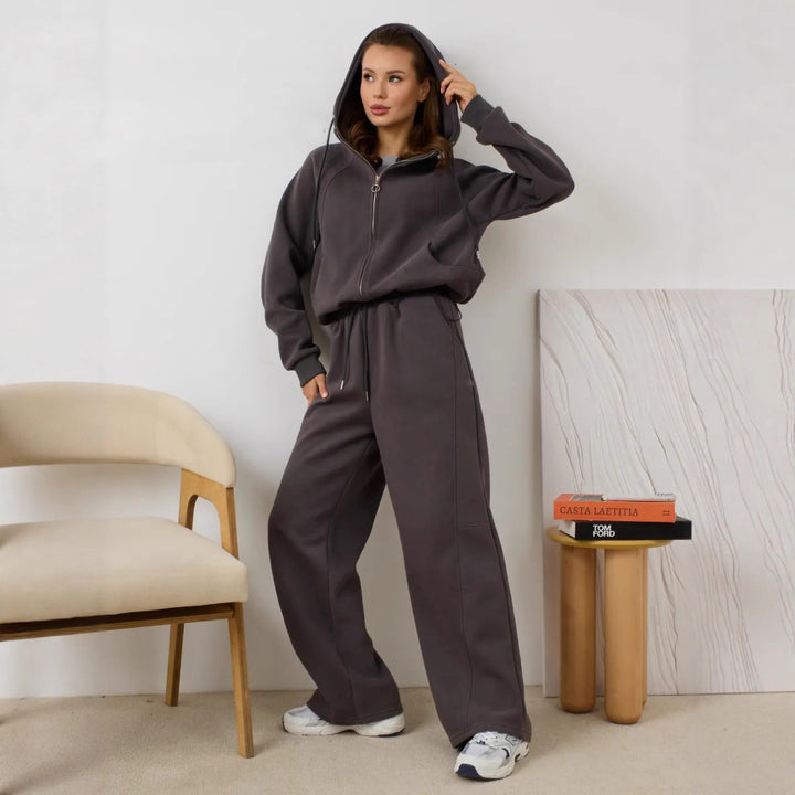 Kvinnors avslappnad huoodjacka gjord av mjuk fleece med praktiska fickor och elegant dragkedja Mirla-Eva Jonsson