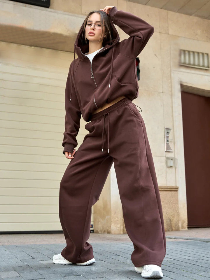 Kvinnors avslappnad huoodjacka gjord av mjuk fleece med praktiska fickor och elegant dragkedja Mirla-Eva Jonsson