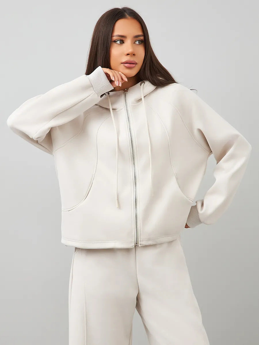 Kvinnors avslappnad huoodjacka gjord av mjuk fleece med praktiska fickor och elegant dragkedja Mirla-Eva Jonsson