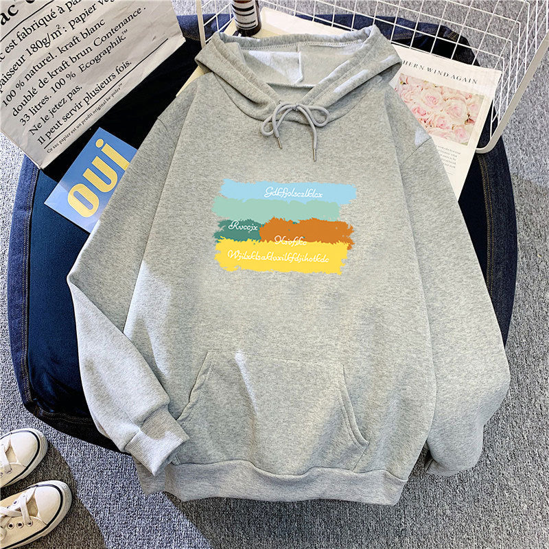 Kvinnors avslappnad huvtröja med kreativ grafisk design Mirla-Eva Jonsson