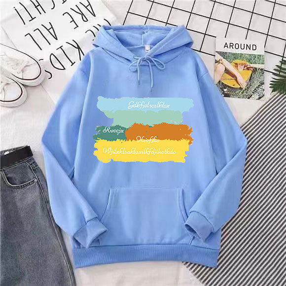 Kvinnors avslappnad huvtröja med kreativ grafisk design Mirla-Eva Jonsson