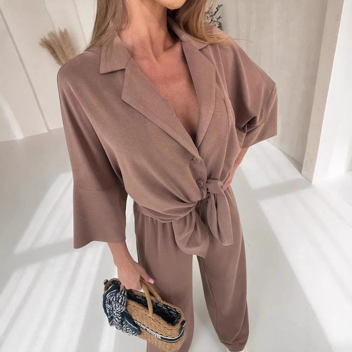 Kvinnors avslappnad jumpsuit med knytbälte och vida ben-Eva Jonsson