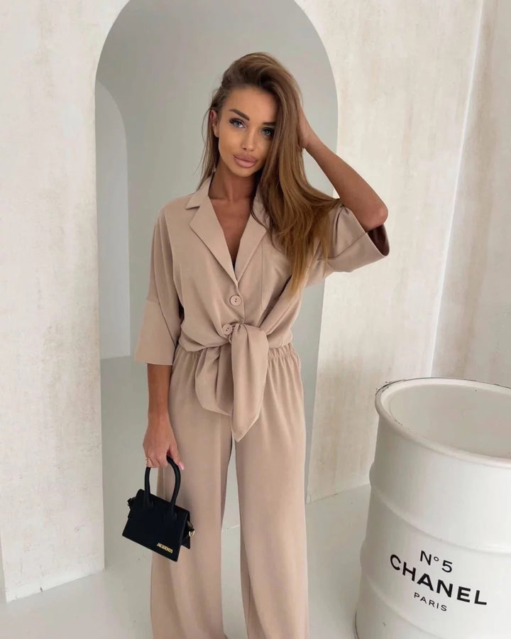Kvinnors avslappnad jumpsuit med knytbälte och vida ben-Eva Jonsson