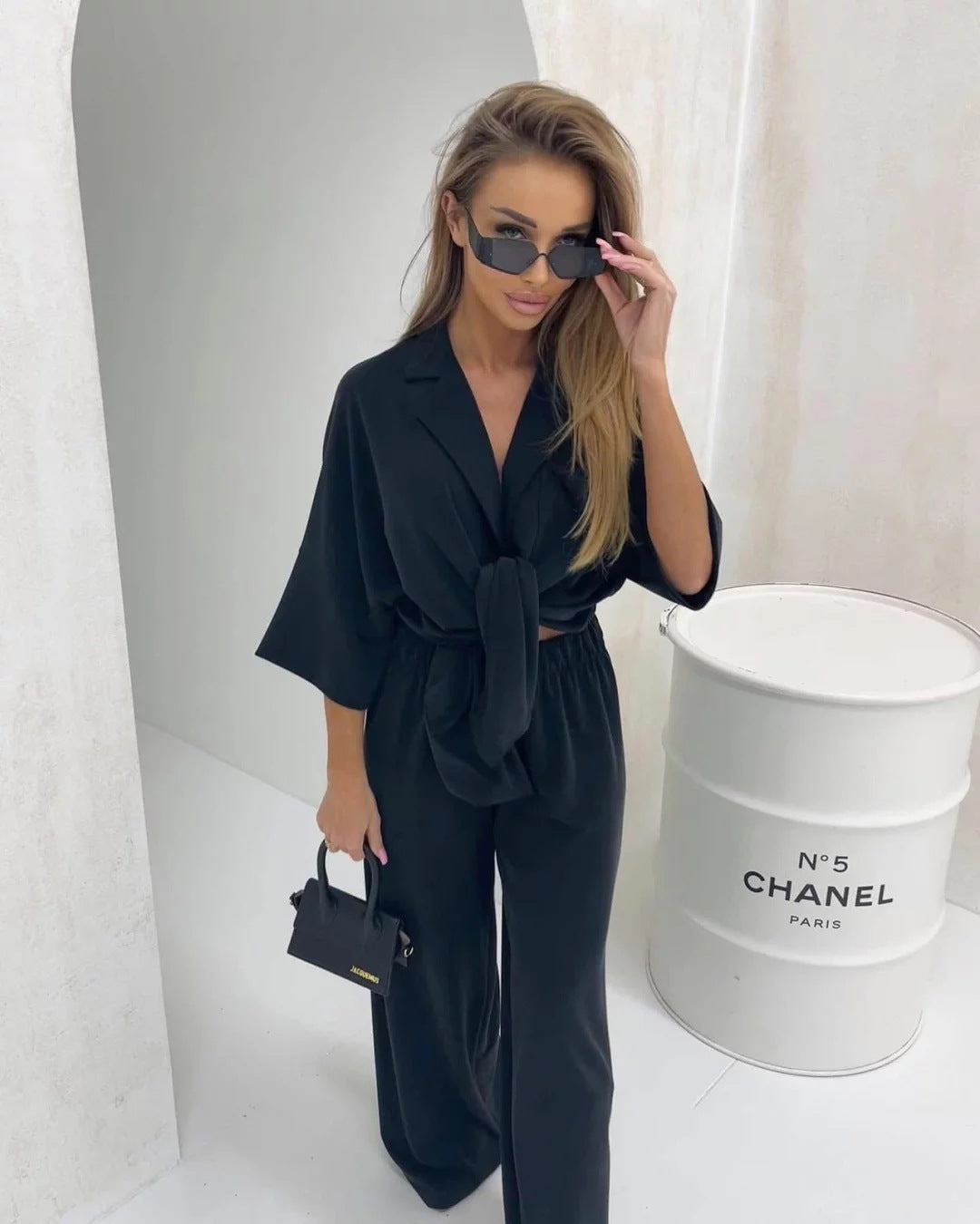 Kvinnors avslappnad jumpsuit med knytbälte och vida ben-Eva Jonsson