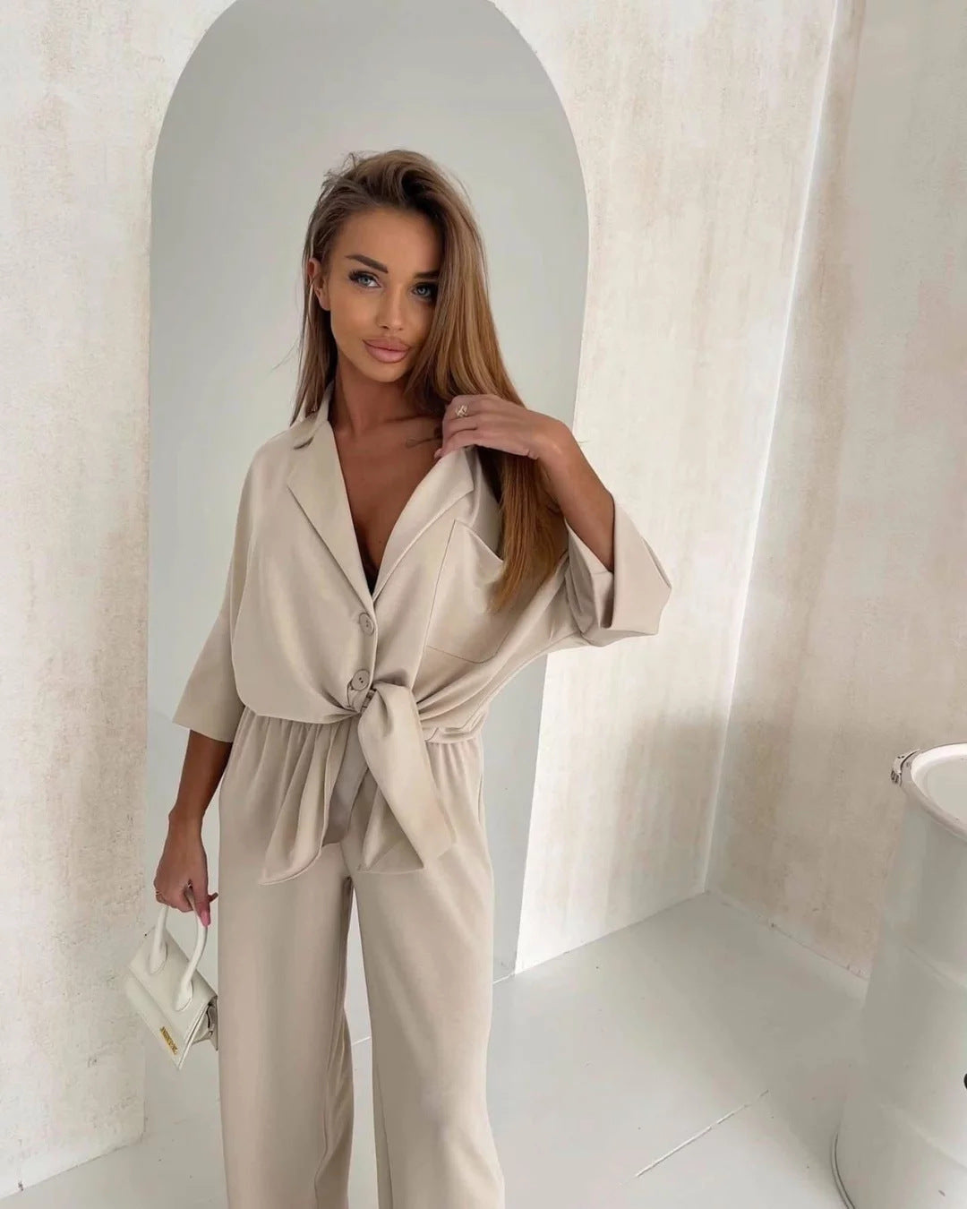 Kvinnors avslappnad jumpsuit med knytbälte och vida ben-Eva Jonsson
