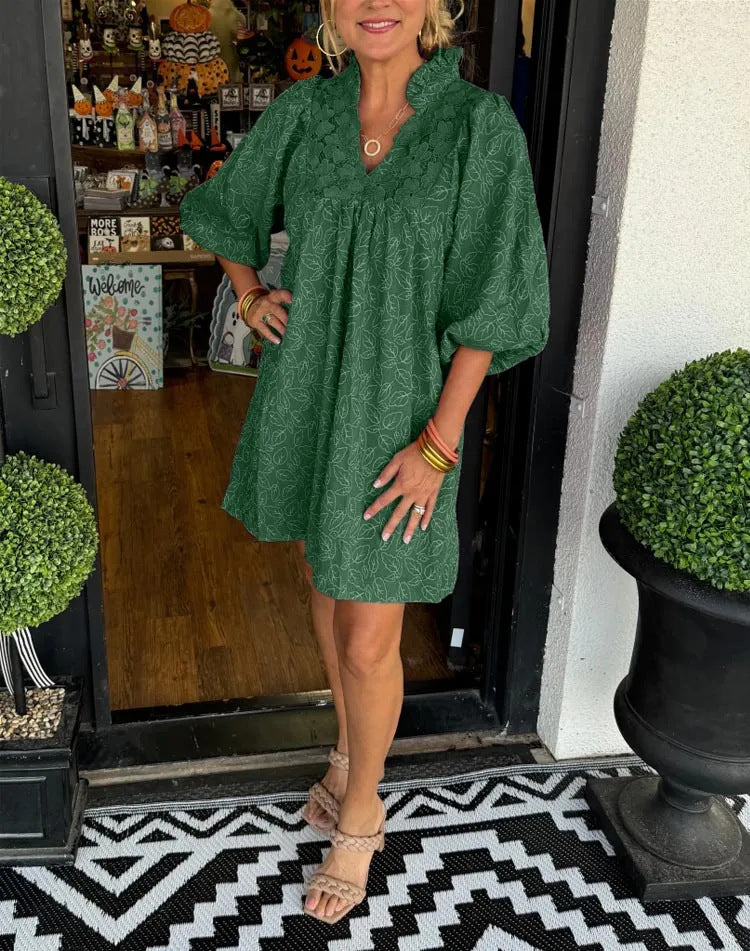Kvinnors avslappnad klänning med volangdetaljer och elegant V-hals Mirla-Eva Jonsson