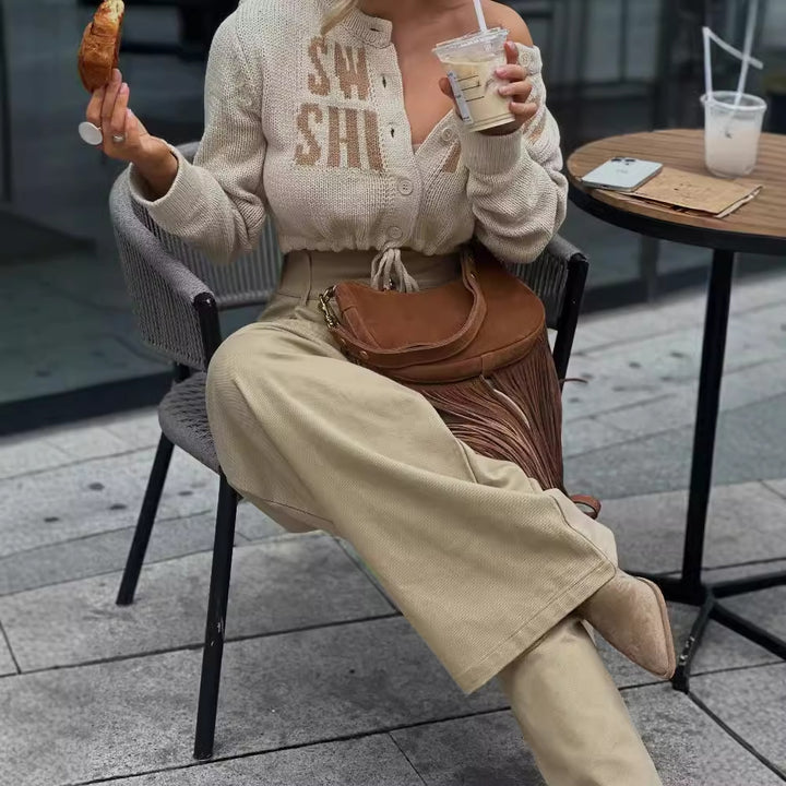 Kvinnors avslappnad knapp cardigan med text Mirla-Eva Jonsson