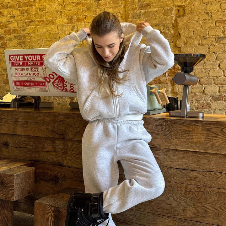Kvinnors avslappnad kort hoodie med elastisk nederkant och bekväma joggers Eva Jonsson-Eva Jonsson