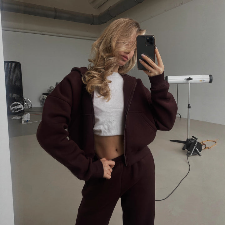 Kvinnors avslappnad kort hoodie med elastisk nederkant och bekväma joggers Eva Jonsson-Eva Jonsson