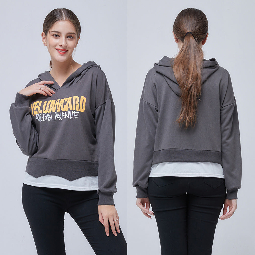 Kvinnors avslappnad kort hoodie med grafik Mirla-Eva Jonsson