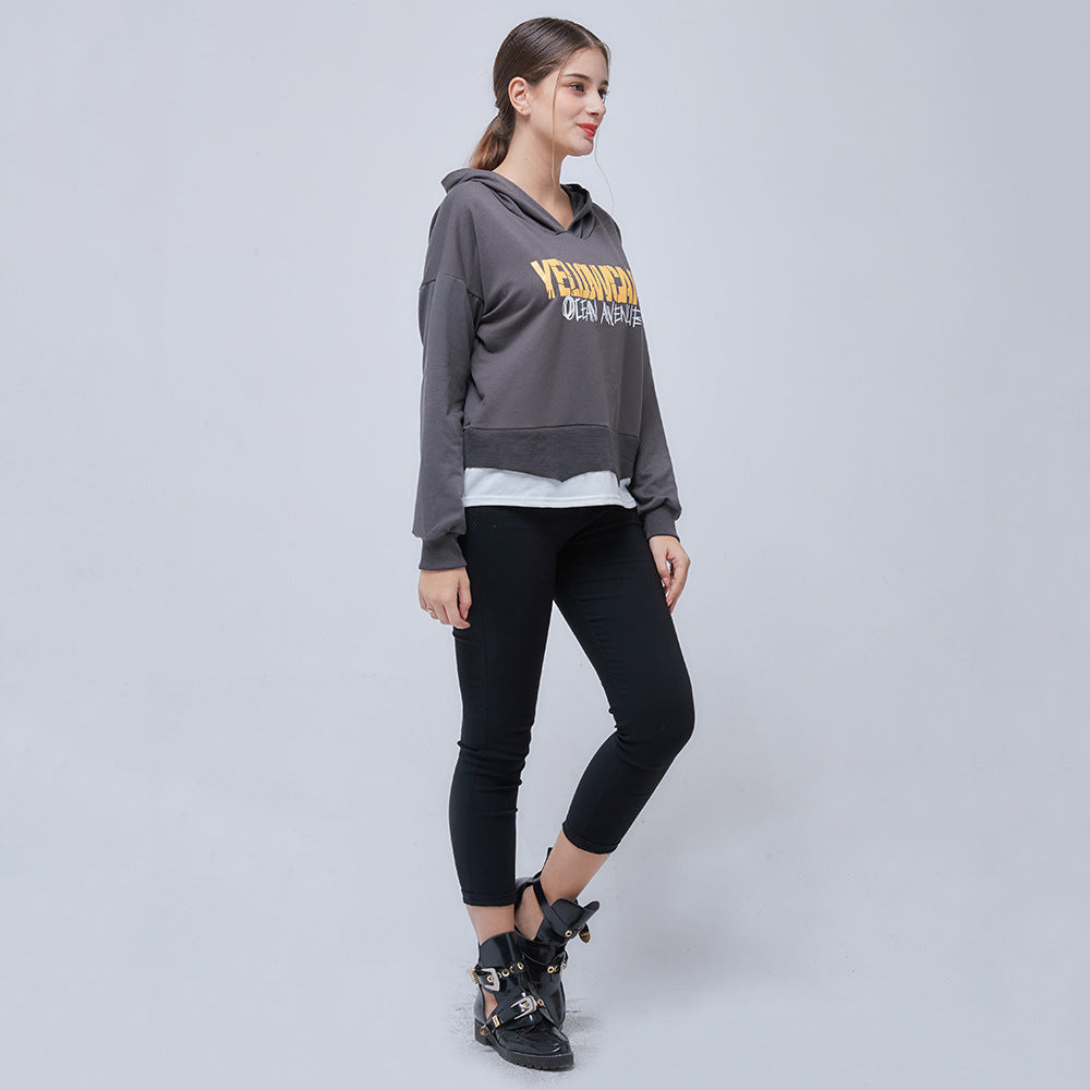 Kvinnors avslappnad kort hoodie med grafik Mirla-Eva Jonsson