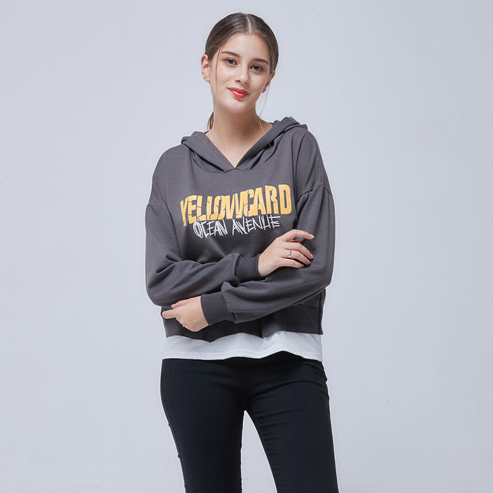 Kvinnors avslappnad kort hoodie med grafik Mirla-Eva Jonsson