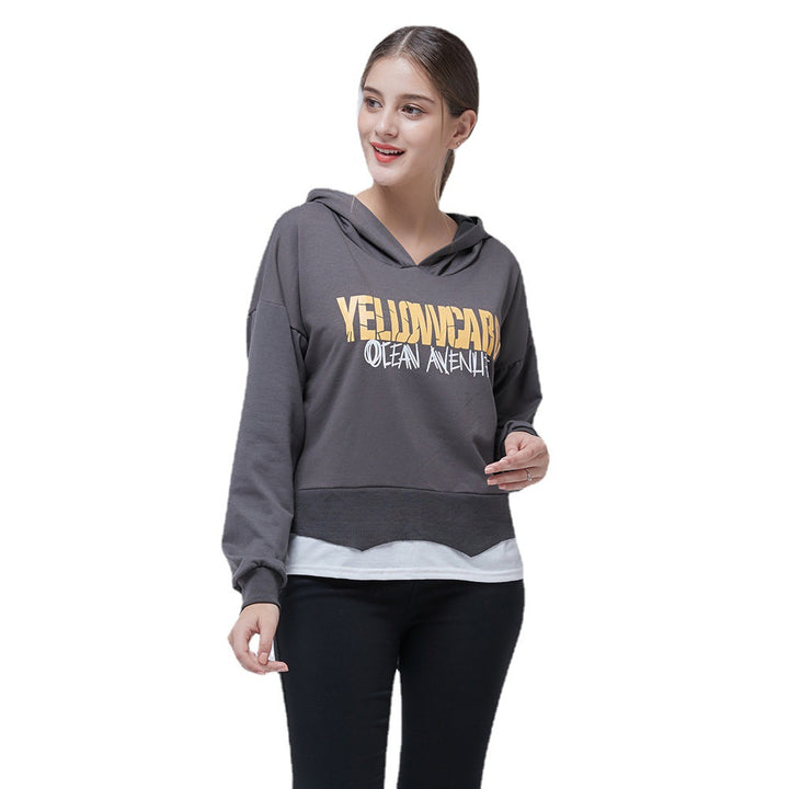 Kvinnors avslappnad kort hoodie med grafik Mirla-Eva Jonsson
