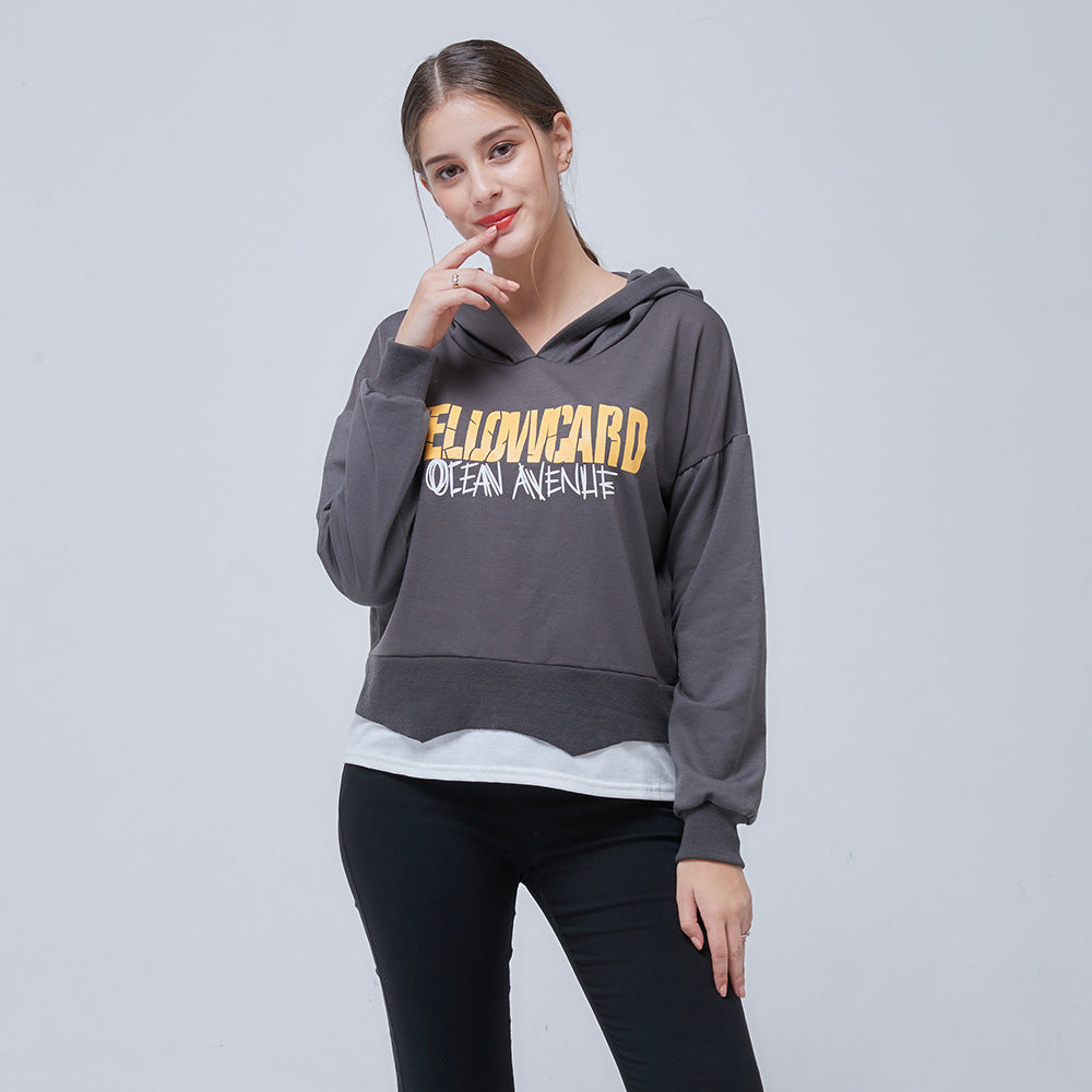 Kvinnors avslappnad kort hoodie med grafik Mirla-Eva Jonsson