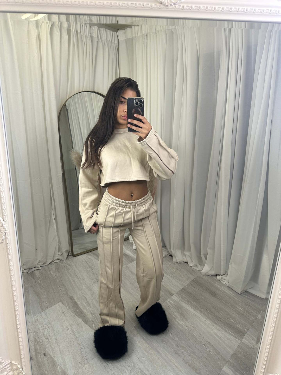 Kvinnors avslappnad kort hoodie och breda joggingbyxor set Mirla-Eva Jonsson