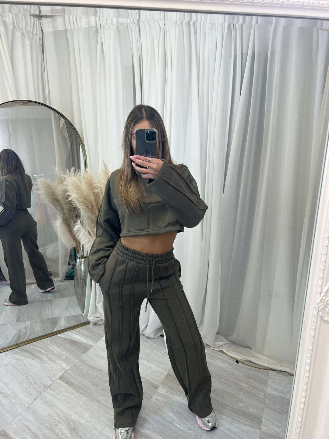 Kvinnors avslappnad kort hoodie och breda joggingbyxor set Mirla-Eva Jonsson