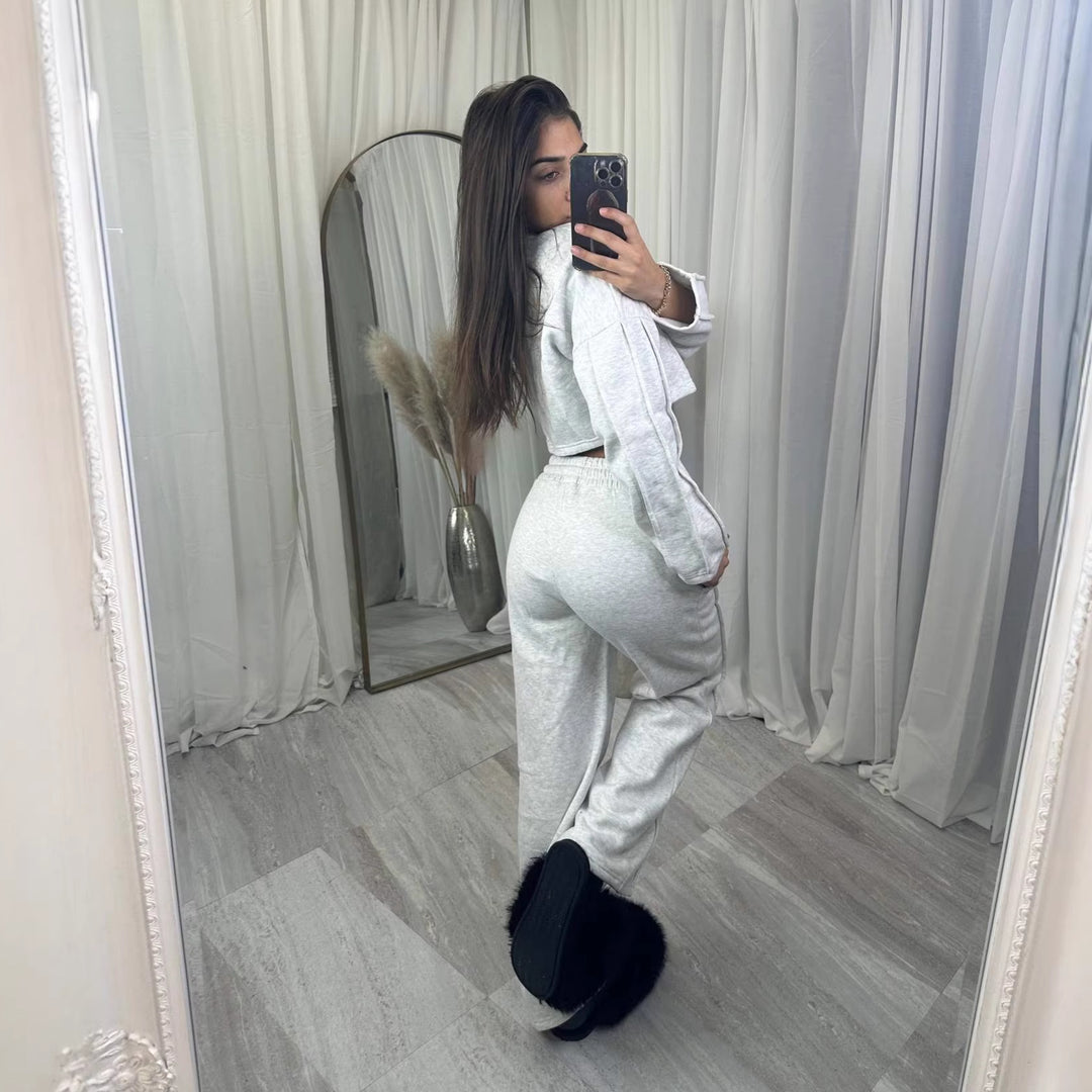 Kvinnors avslappnad kort hoodie och breda joggingbyxor set Mirla-Eva Jonsson