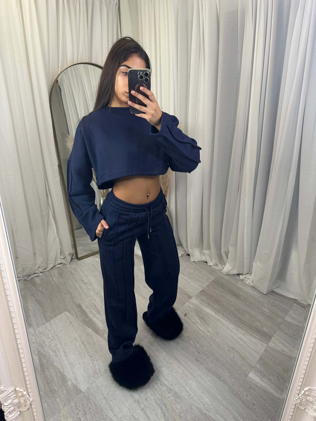 Kvinnors avslappnad kort hoodie och breda joggingbyxor set Mirla-Eva Jonsson