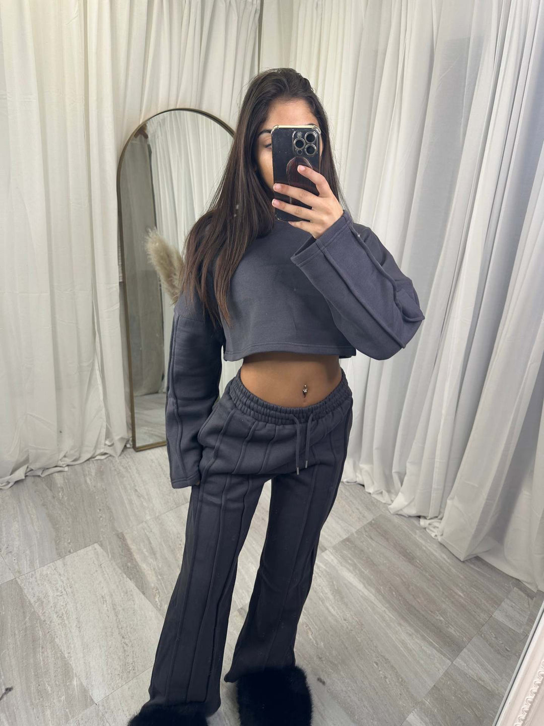 Kvinnors avslappnad kort hoodie och breda joggingbyxor set Mirla-Eva Jonsson