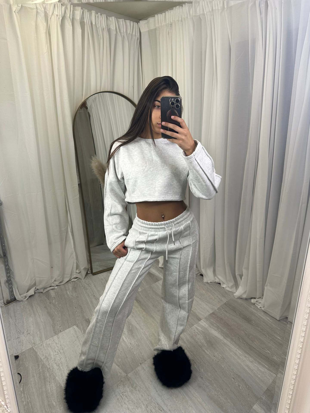 Kvinnors avslappnad kort hoodie och breda joggingbyxor set Mirla-Eva Jonsson