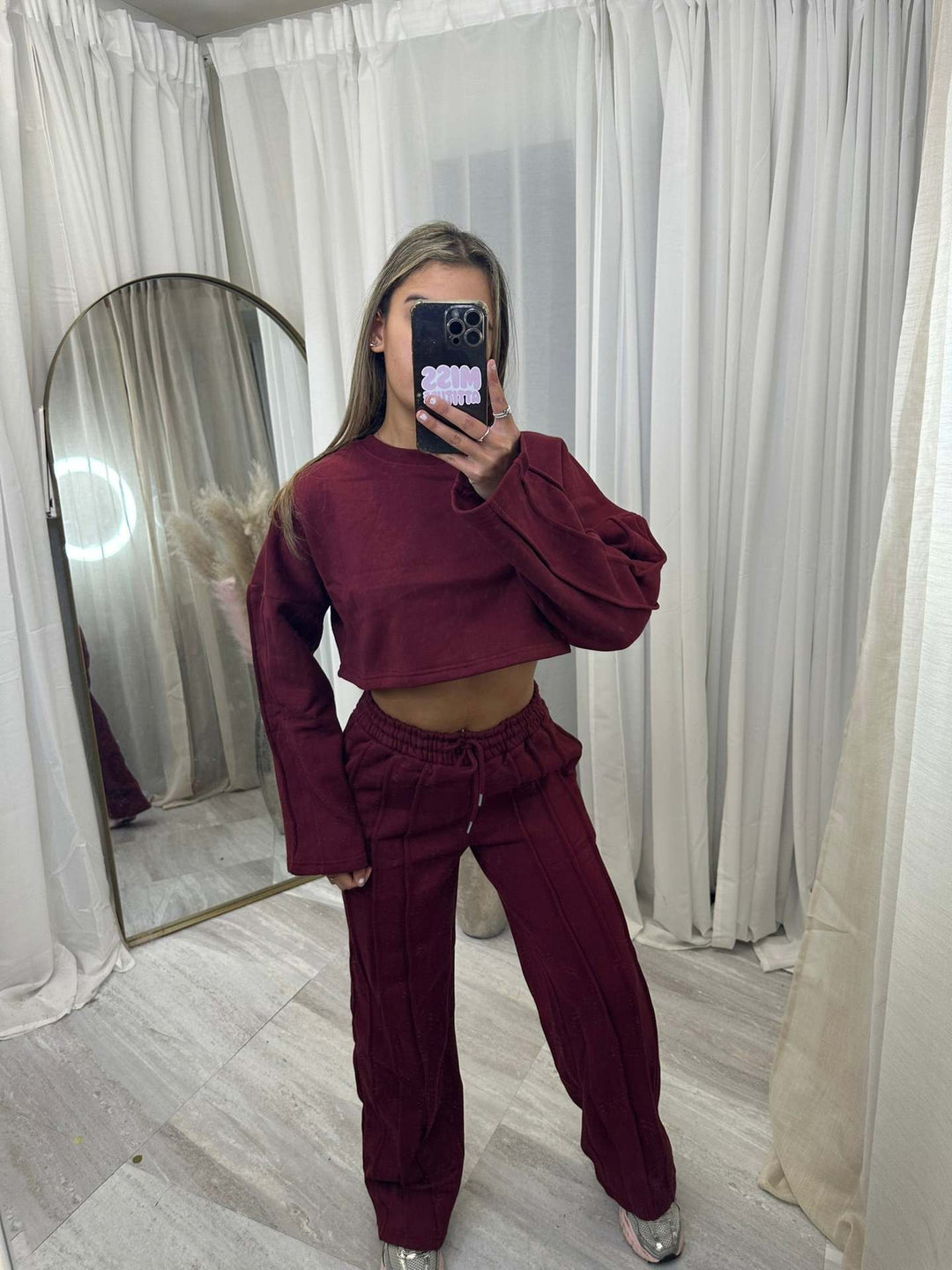 Kvinnors avslappnad kort hoodie och breda joggingbyxor set Mirla-Eva Jonsson