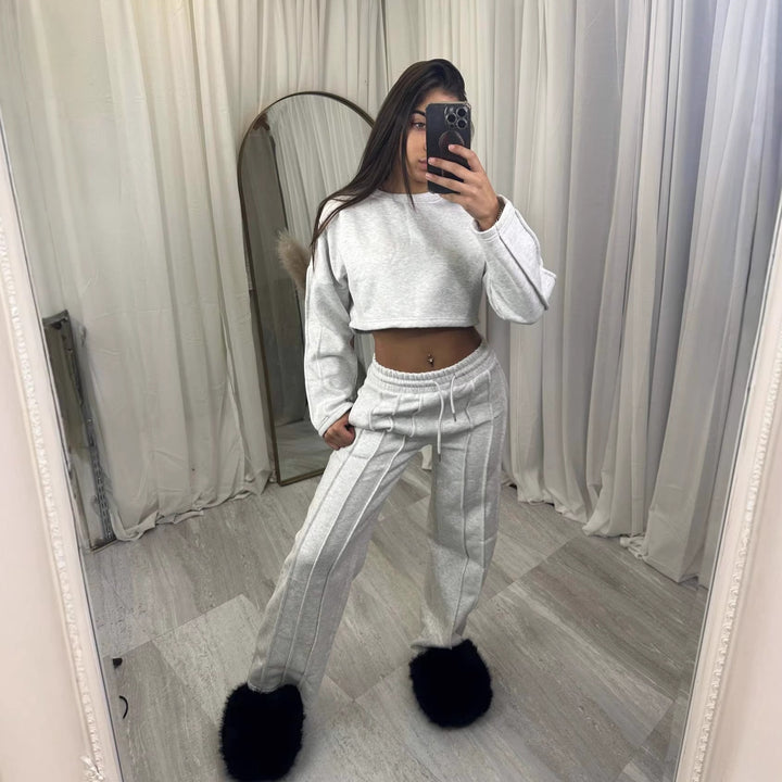 Kvinnors avslappnad kort hoodie och breda joggingbyxor set Mirla-Eva Jonsson