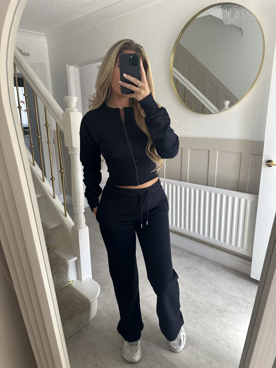 Kvinnors avslappnad kort hoodie och joggingbyxor set med elastisk midja Mirla-Eva Jonsson