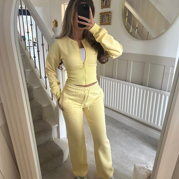 Kvinnors avslappnad kort hoodie och joggingbyxor set med elastisk midja Mirla-Eva Jonsson