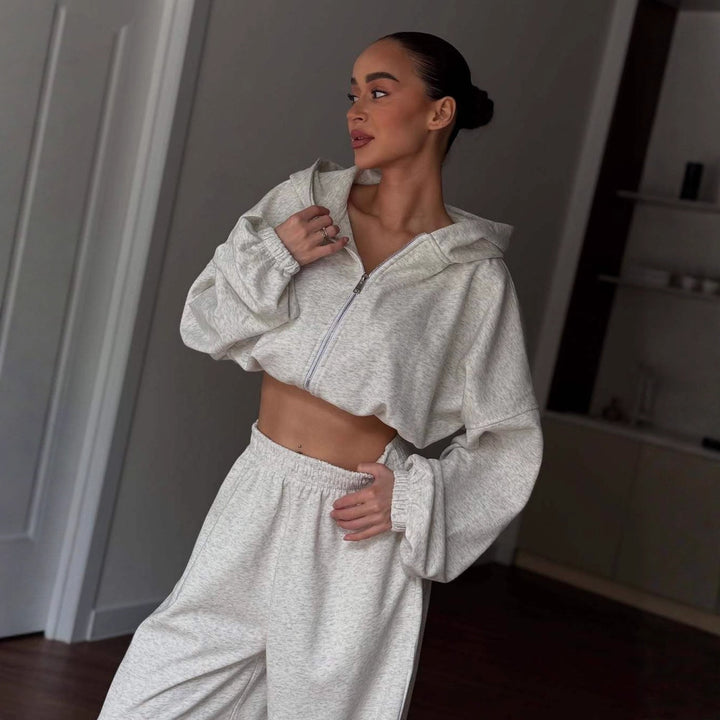 Kvinnors avslappnad kort hoodie och vidskurna joggingsbyxor set Mirla-Eva Jonsson