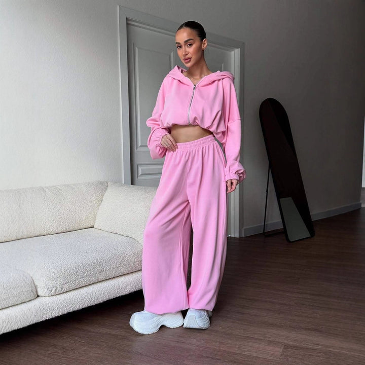 Kvinnors avslappnad kort hoodie och vidskurna joggingsbyxor set Mirla-Eva Jonsson