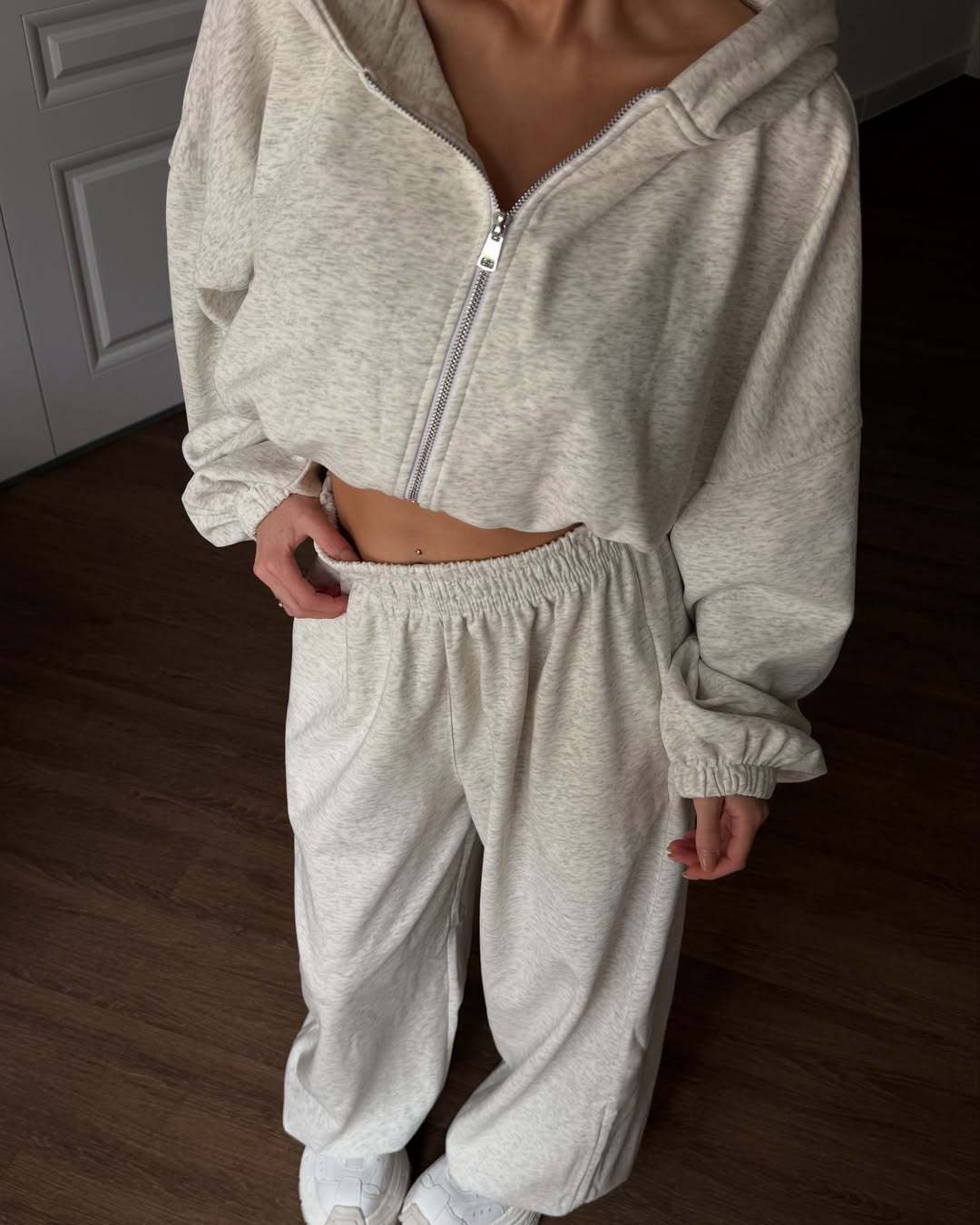 Kvinnors avslappnad kort hoodie och vidskurna joggingsbyxor set Mirla-Eva Jonsson