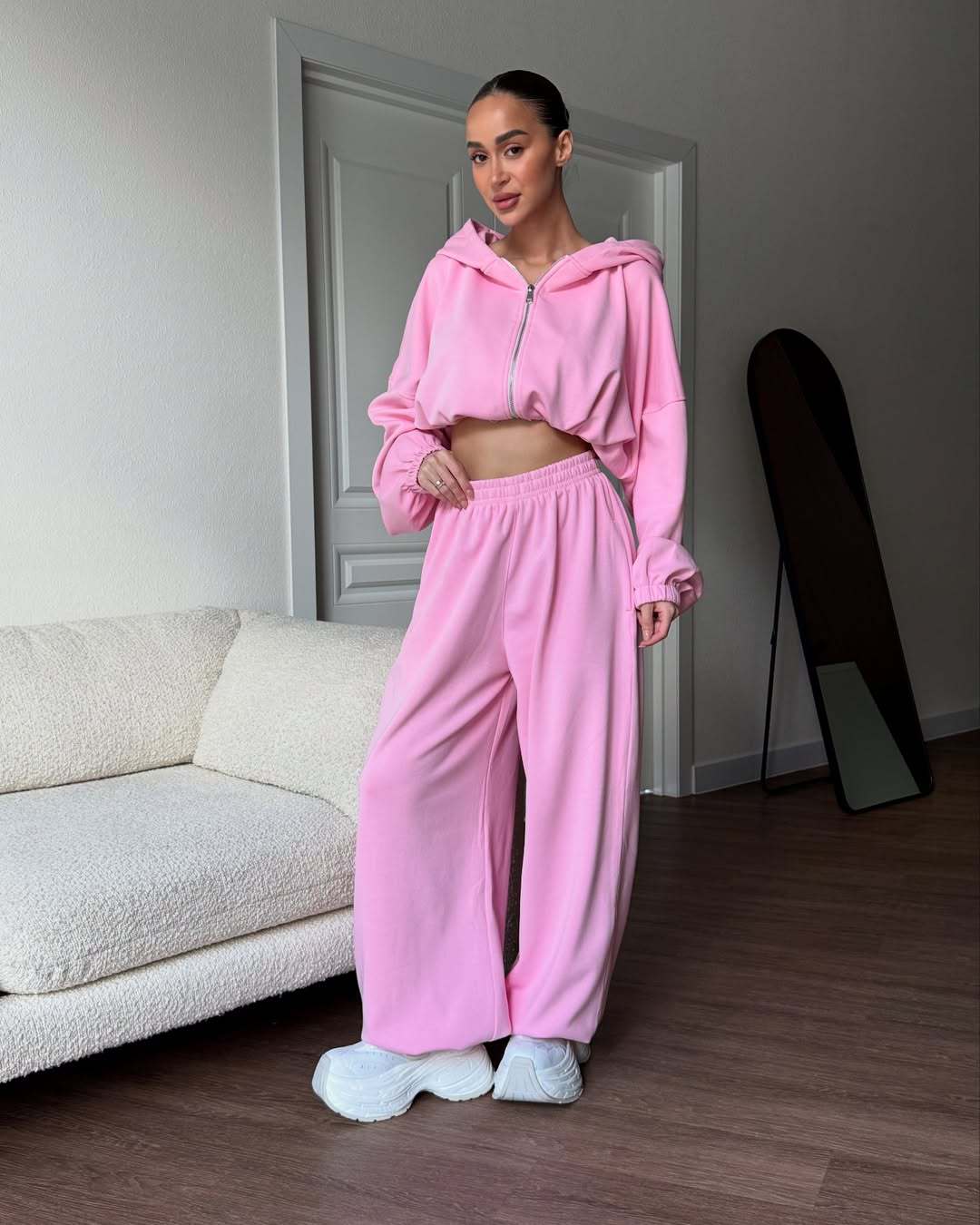 Kvinnors avslappnad kort hoodie och vidskurna joggingsbyxor set Mirla-Eva Jonsson