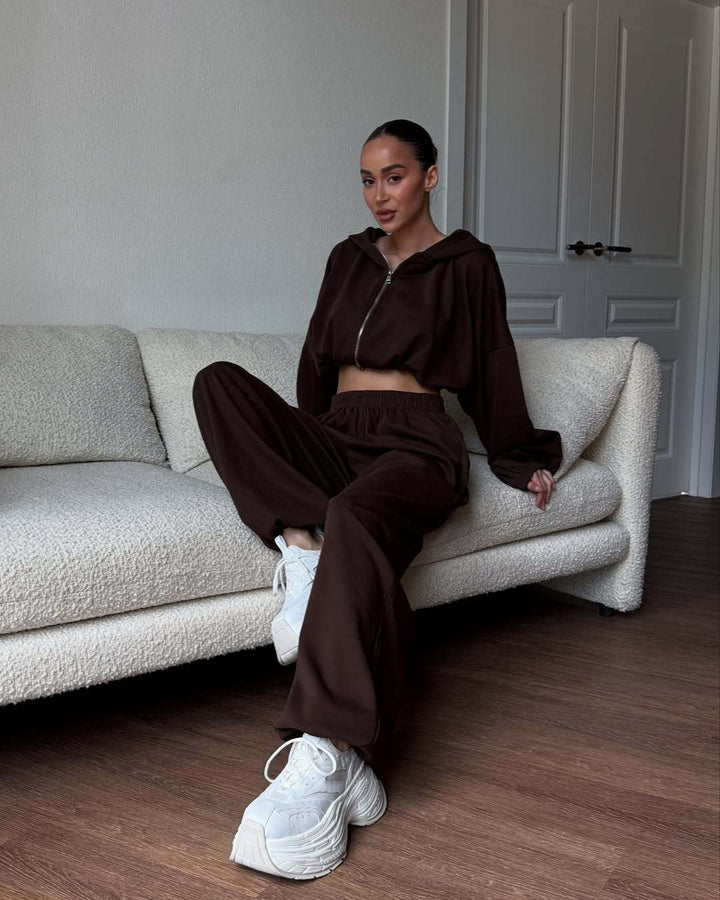 Kvinnors avslappnad kort hoodie och vidskurna joggingsbyxor set Mirla-Eva Jonsson