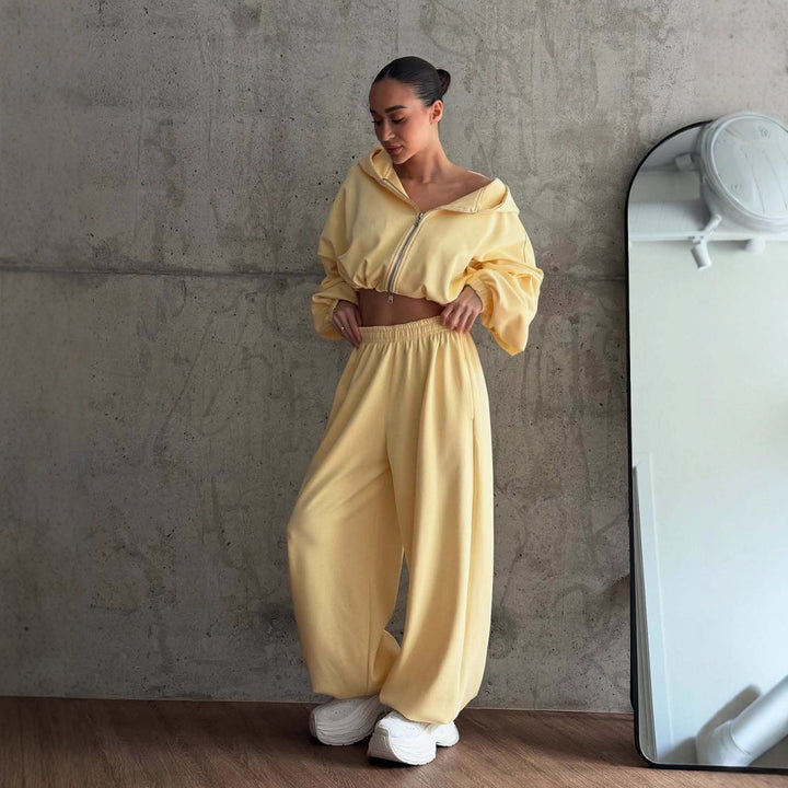 Kvinnors avslappnad kort hoodie och vidskurna joggingsbyxor set Mirla-Eva Jonsson