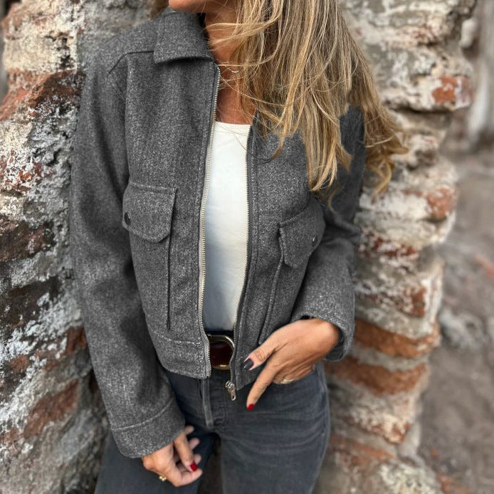 Kvinnors avslappnad kort jacka med praktiska bröstfickor och dragkedja Mirla-Eva Jonsson