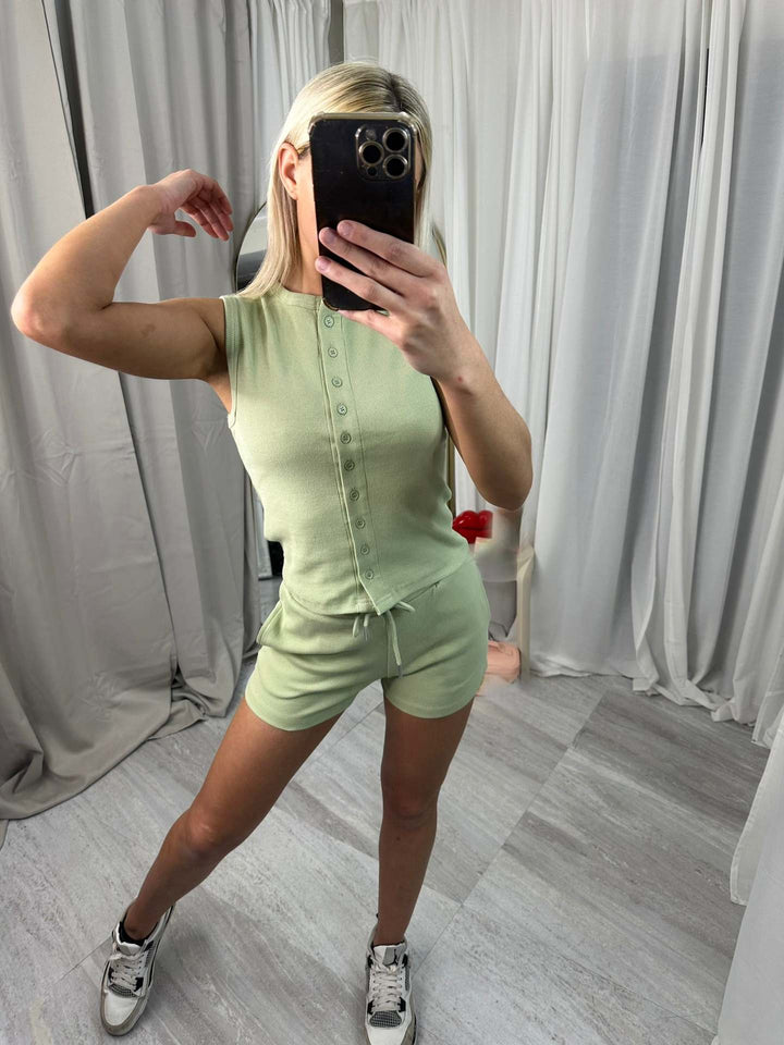 Kvinnors avslappnad kort overall set med knappstängning och justerbar midjerem.-Eva Jonsson