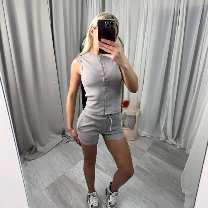 Kvinnors avslappnad kort overall set med knappstängning och justerbar midjerem.-Eva Jonsson