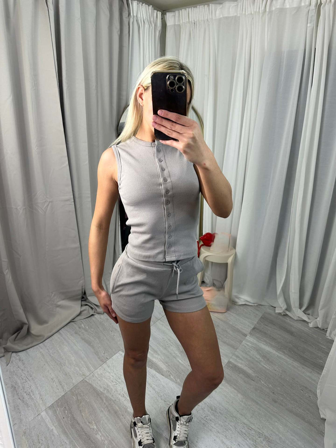 Kvinnors avslappnad kort overall set med knappstängning och justerbar midjerem.-Eva Jonsson