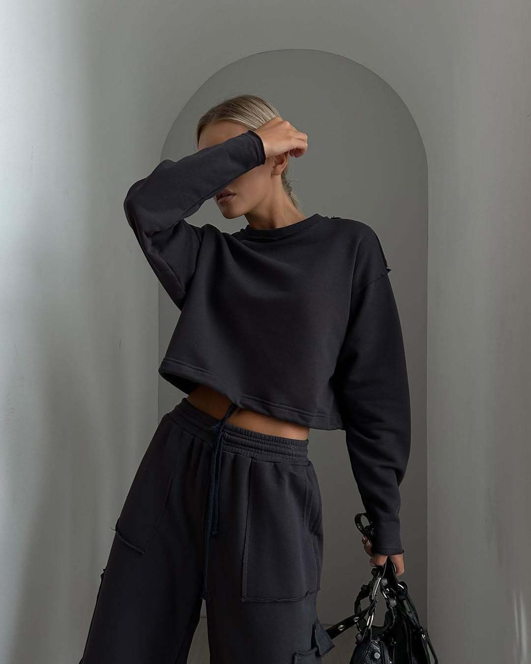 Kvinnors avslappnad kort sweatshirt med dragsko och vida byxor Mirla-Eva Jonsson