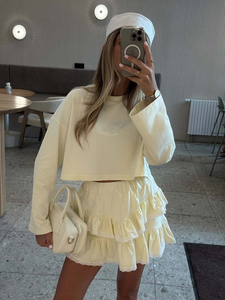 Kvinnors avslappnad kort topp med söt volangkjol Mirla-Eva Jonsson
