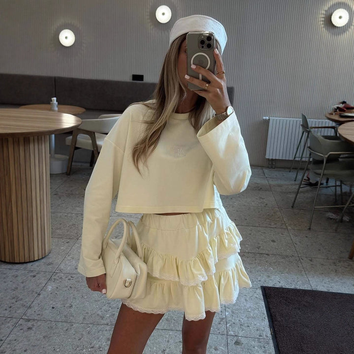 Kvinnors avslappnad kort topp med söt volangkjol Mirla-Eva Jonsson