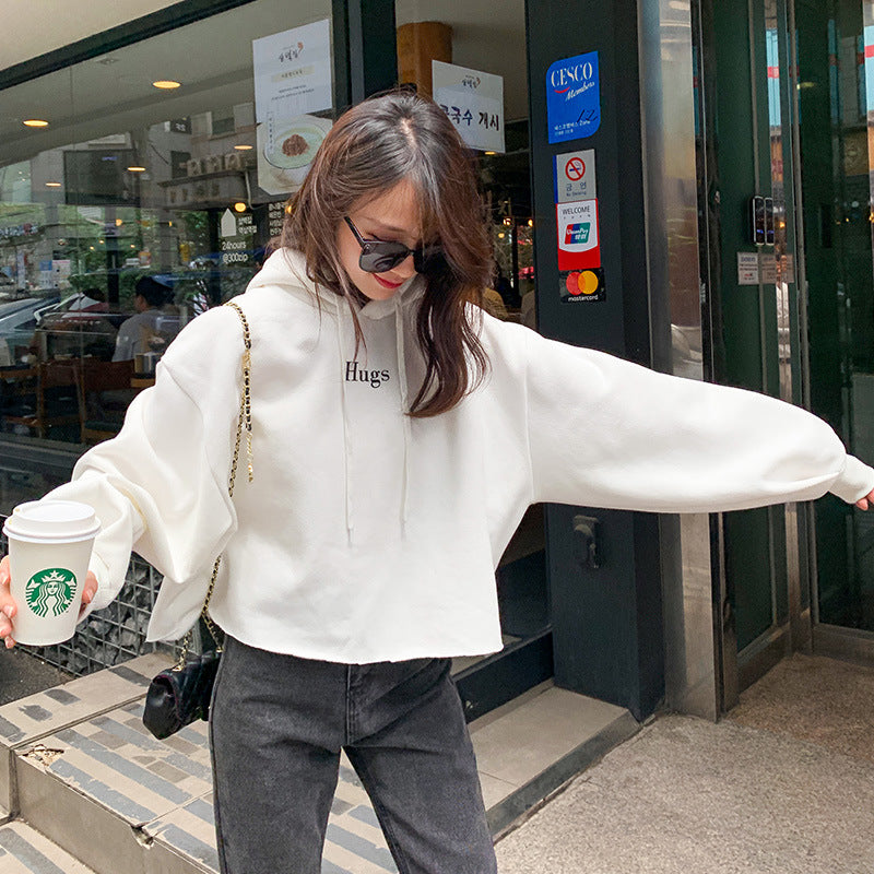Kvinnors avslappnad kortad hoodie med överdimensionerade ärmar Mirla-Eva Jonsson