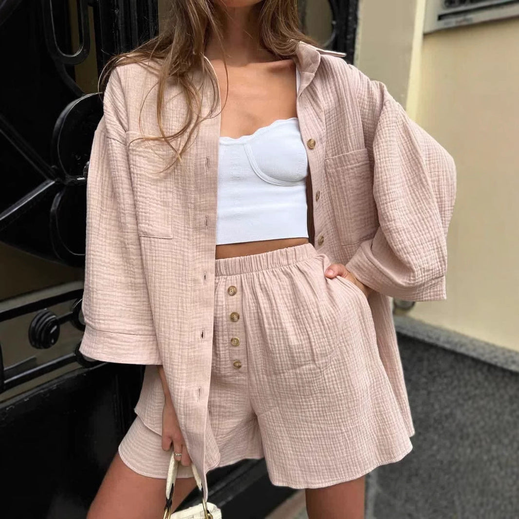 Kvinnors avslappnad kortärmad kombination set med knäppning topp och bekväma shorts Mirla-Eva Jonsson