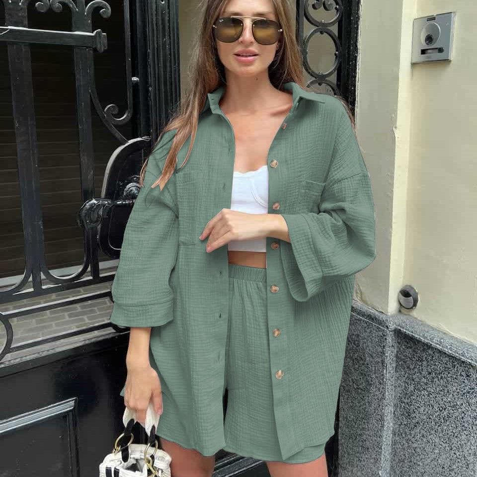 Kvinnors avslappnad kortärmad kombination set med knäppning topp och bekväma shorts Mirla-Eva Jonsson