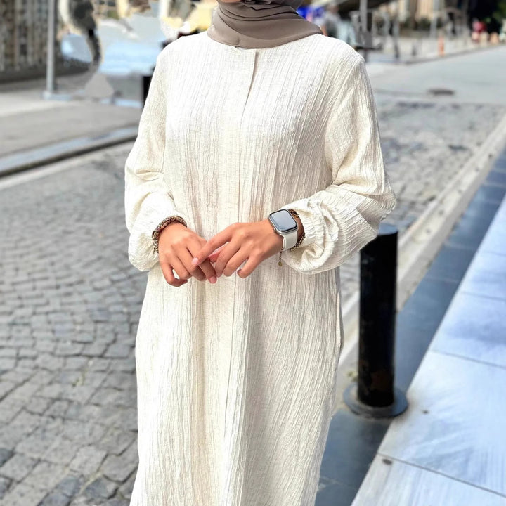 Kvinnors avslappnad långärmad klänning med volangslut och texturerad tyg-Eva Jonsson